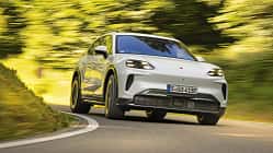 Porsche Cayenne Electric, Elektro-SUV, Porsche, Straßenfahrt, 2024, Elektroauto, Cayenne, Sport-SUV, E-Mobilität, Automobil Porsche Cayenne Electric fährt auf einer kurvigen Landstraße durch grüne Landschaft.