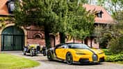 Bugatti Chiron Super Sport 55 1 of 1 und Type 55 vor Haus