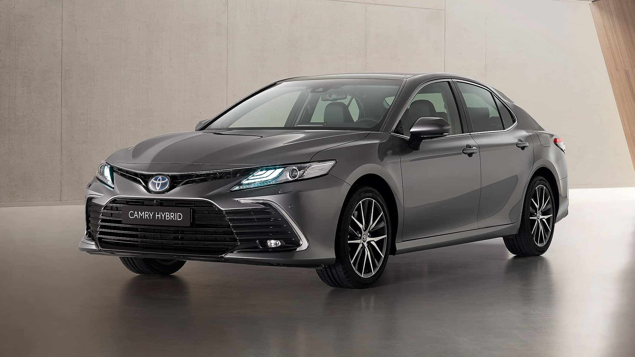 Toyota-Camry-Gebrauchtwagen-Hybrid-Limousine-im-Gebrauchtwagen-Check