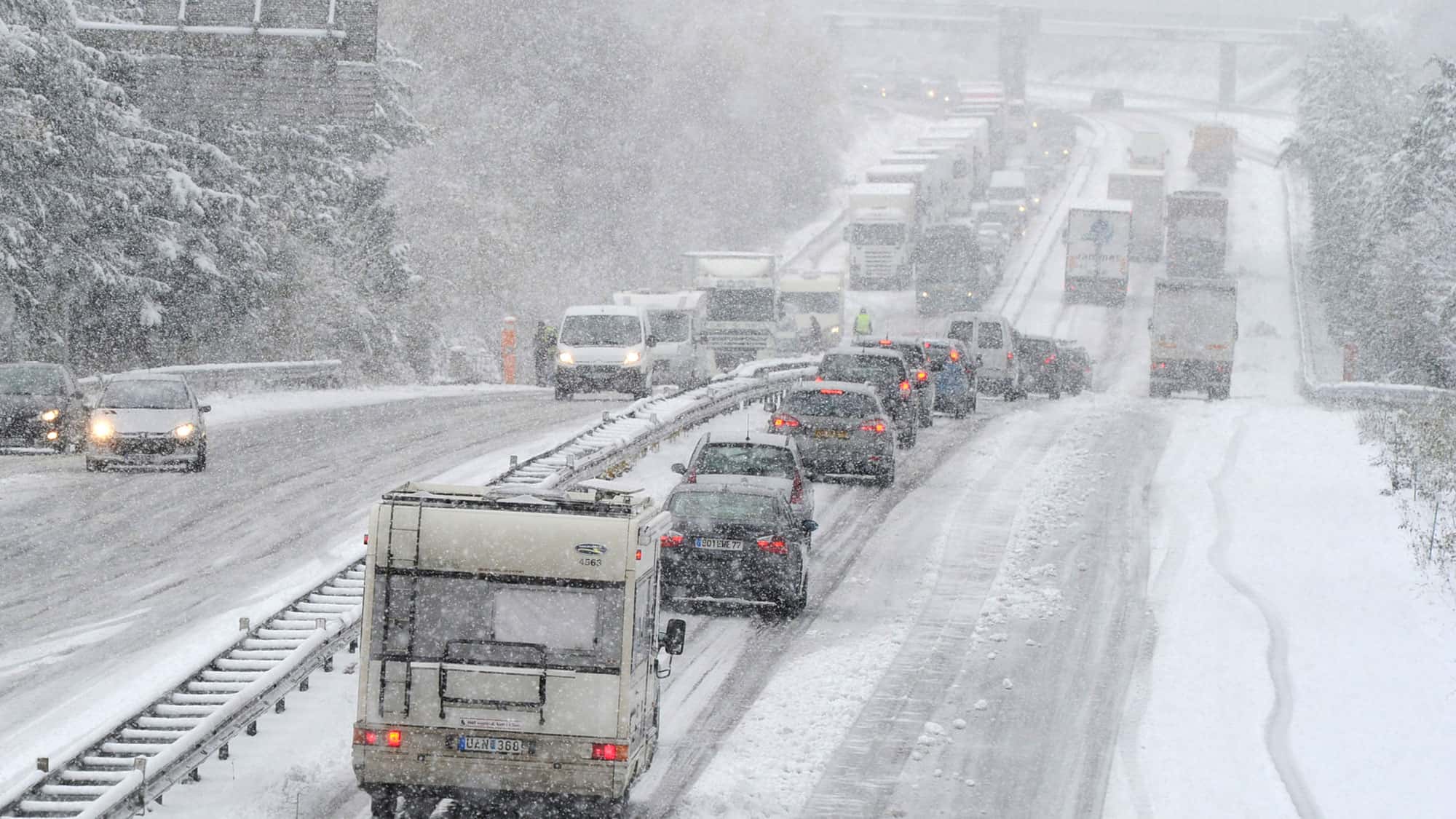 A45-A1-A3-und-Co-in-h-heren-Lagen-Meiden-Sie-diese-Autobahnen-in-Schnee-Chaos
