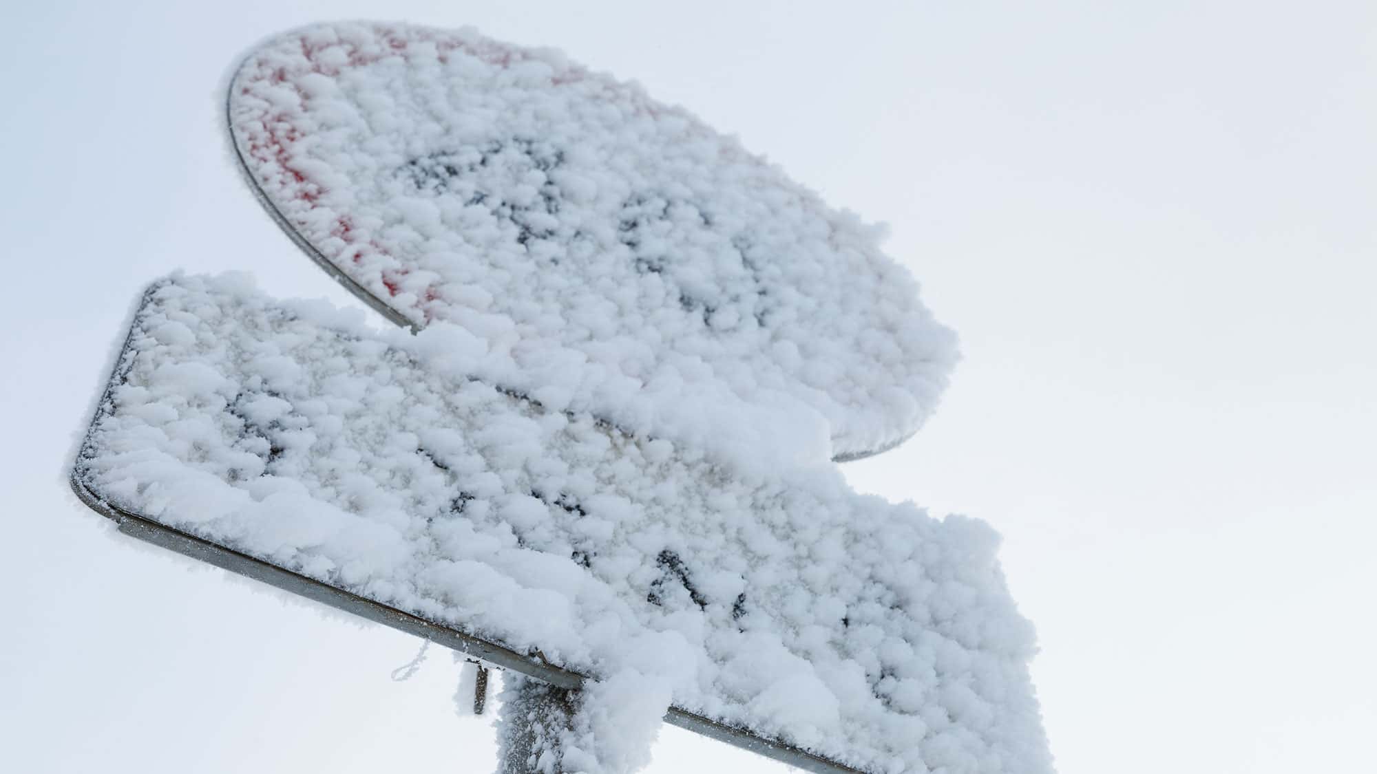 Stopp-Schild-Tempo-Limit-Park-Verbot-Welche-verschneiten-Verkehrsschilder-gelten-
