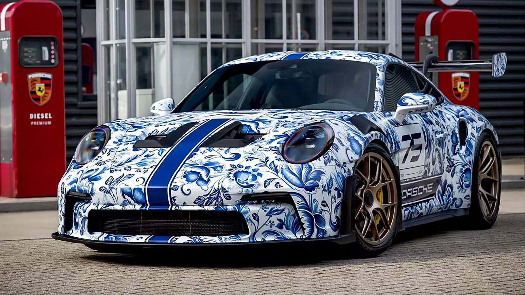 porsche-911-gt3-rs-delfts-blauw-elfer-im-porzellan-look
