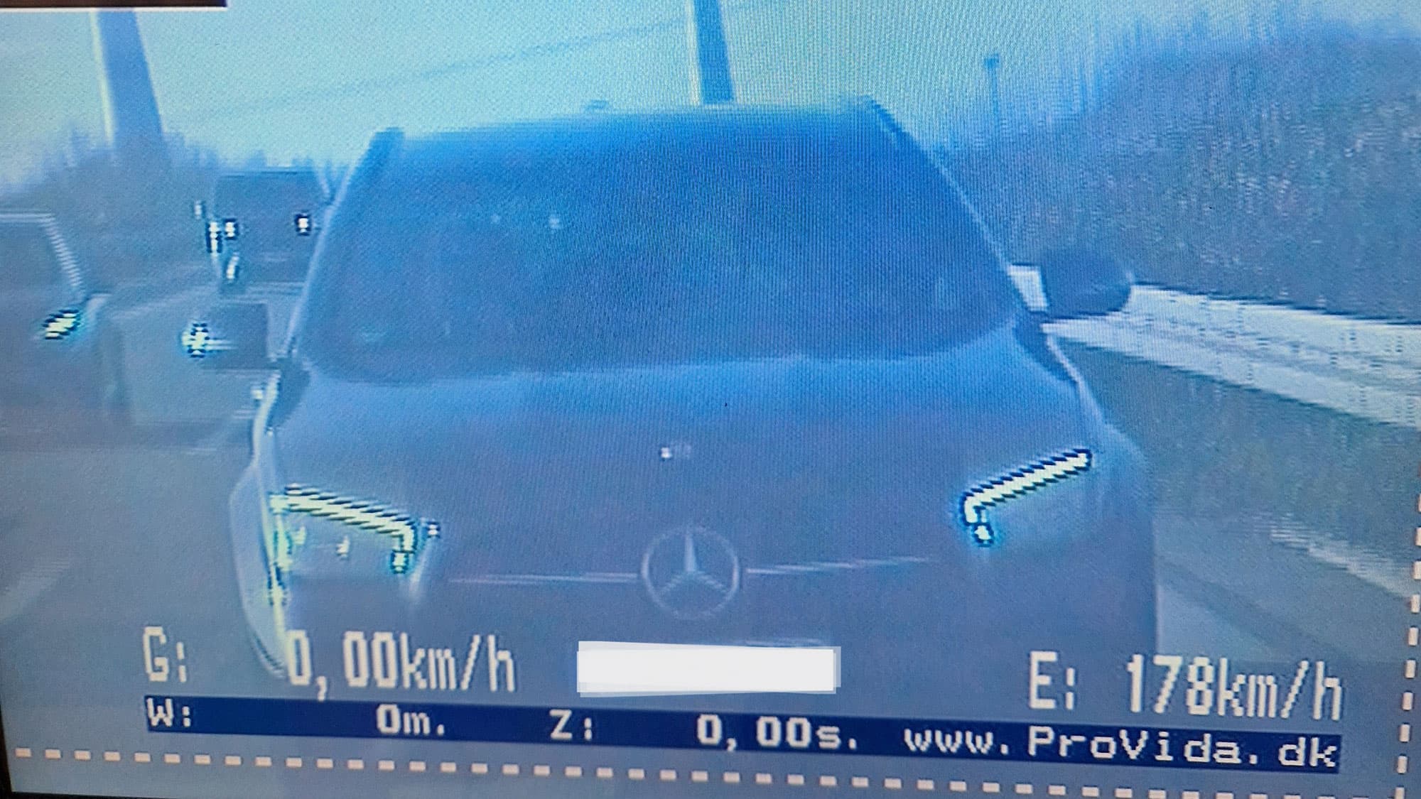 Dr-ngeln-hupen-blinken-gegen-Linksspur-Blockierer-DAS-sollten-Sie-auf-keinen-Fall-tun-