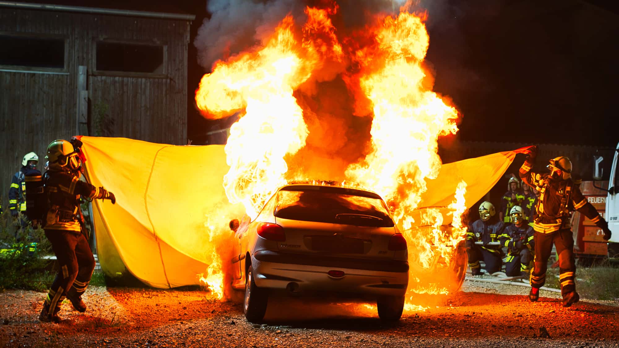 Optimal Die Kfz-meisterwerkstatt - Tiergarten - Moabit Praxistest: Der Einsatz von Brandbegrenzungsdecken bei Kfz-Bränden