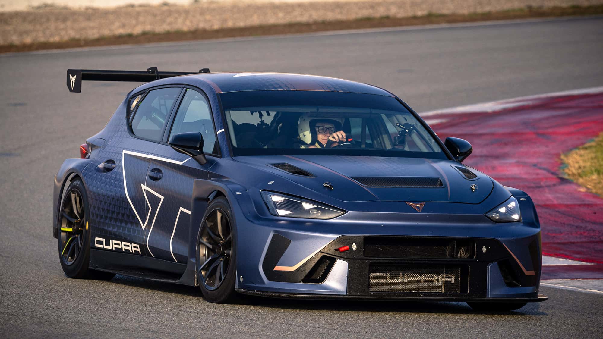 Cupra-Leon-VZ-TCR-im-Tracktest-Vollgas-im-1-105-kg-leichten-Tourenwagen