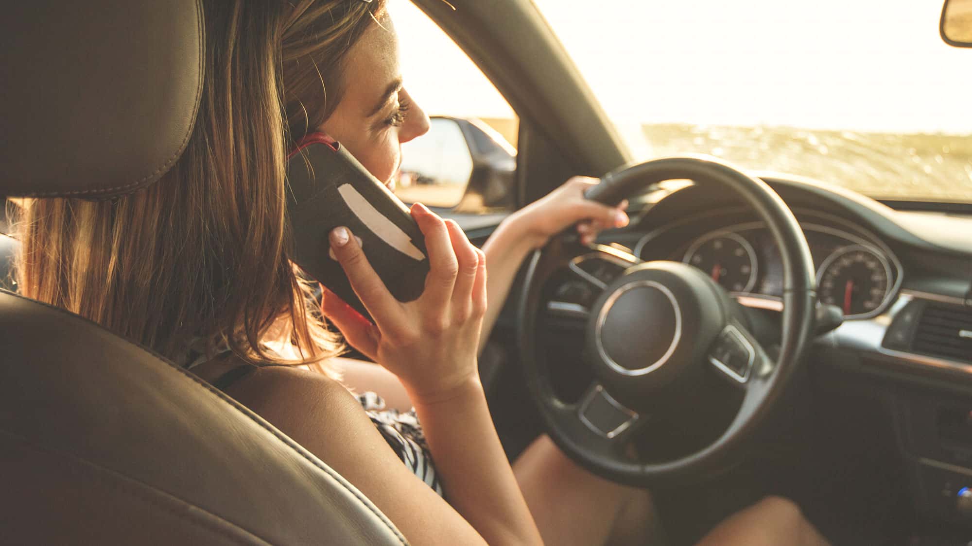 Handy-am-Steuer-Wie-im-Stand-darf-man-nicht-telefonieren-