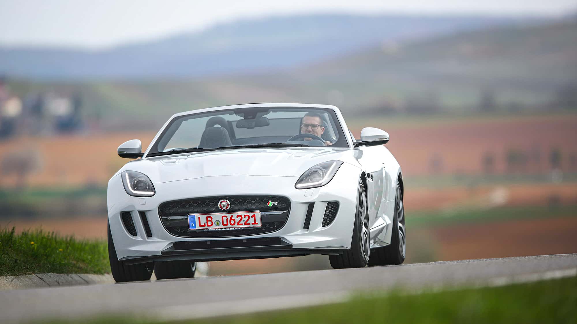 Jaguar-F-Type-gebraucht-kaufen-V6-oder-V8-Power-ist-hier-die-Frage