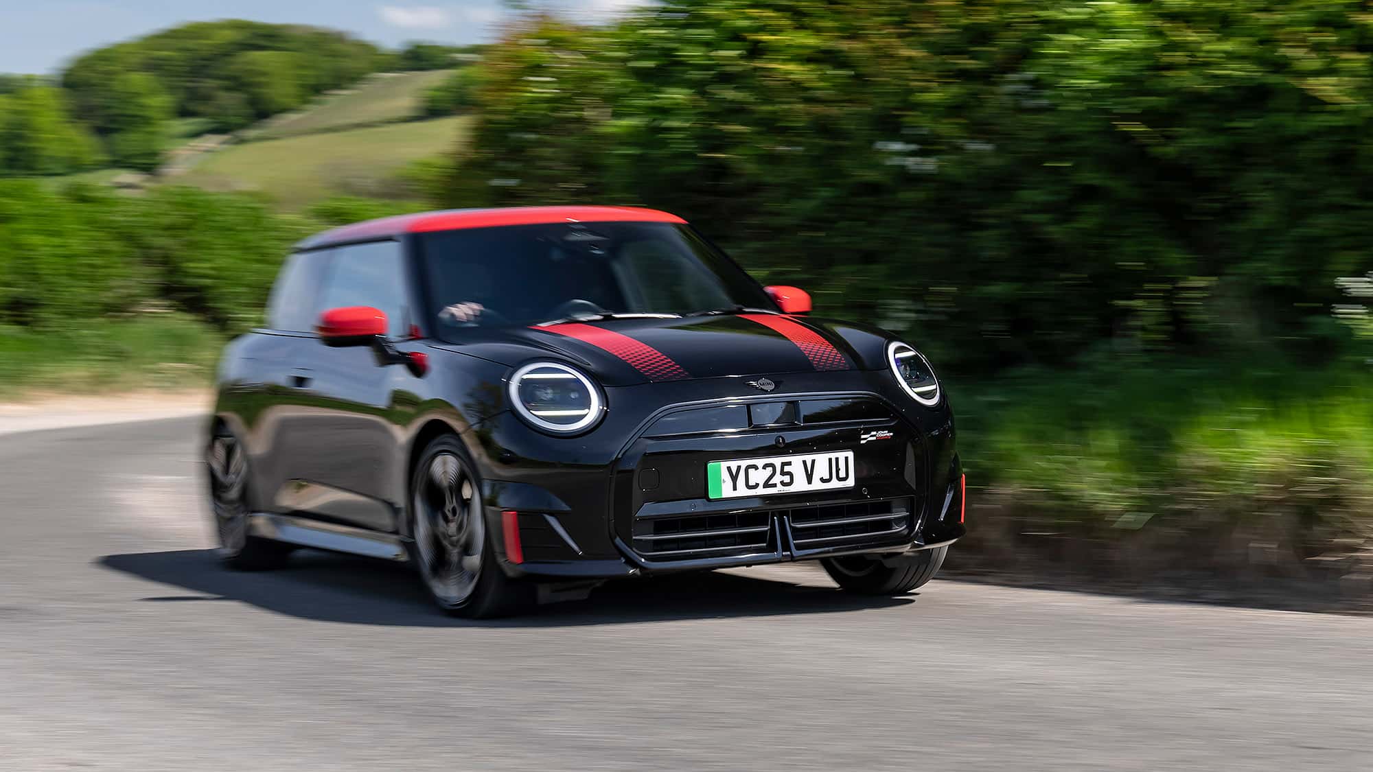 Mini-John-Cooper-Works-Electric-im-Fahrbericht-Mini-mit-C-Klasse-Masse-wie-spa-ig-ist-das-