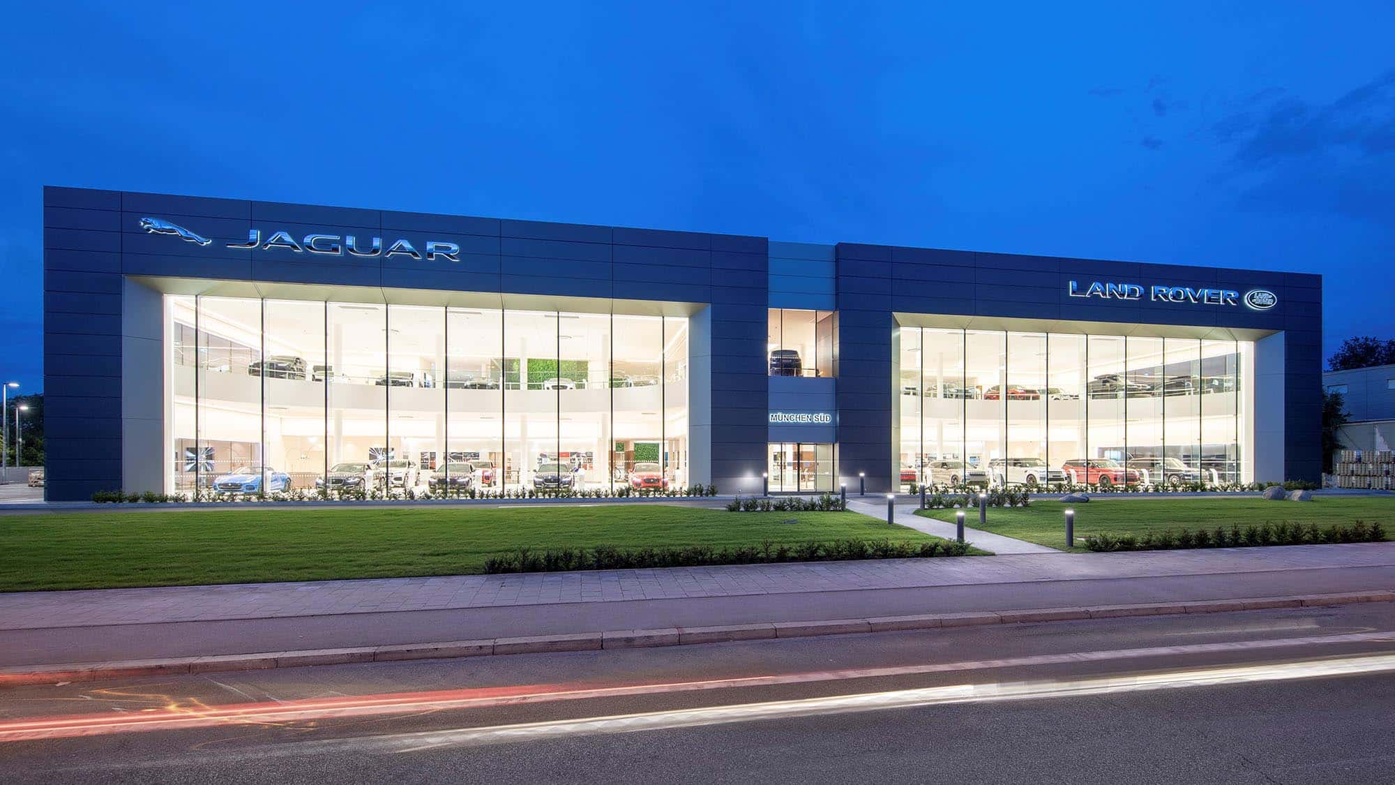 Neuer-ffnung-mit-Oldtimern-und-Sondermodellen-Fast-20-000-Quadratmeter-Jaguar-Land-Rover