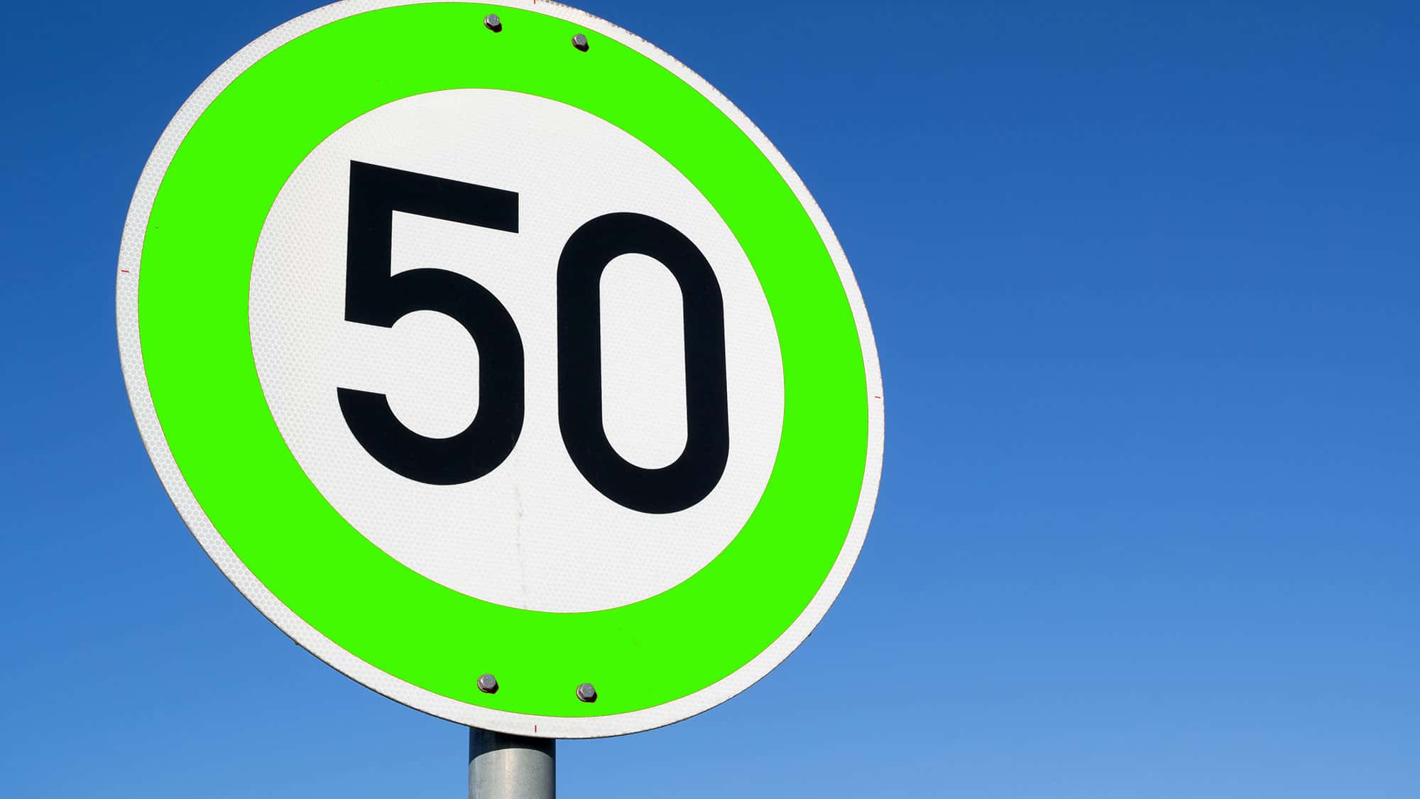 Neues-Geschwindigkeits-Schild-Was-ist-dran-am-gr-nen-Tempolimit-in-Spanien-