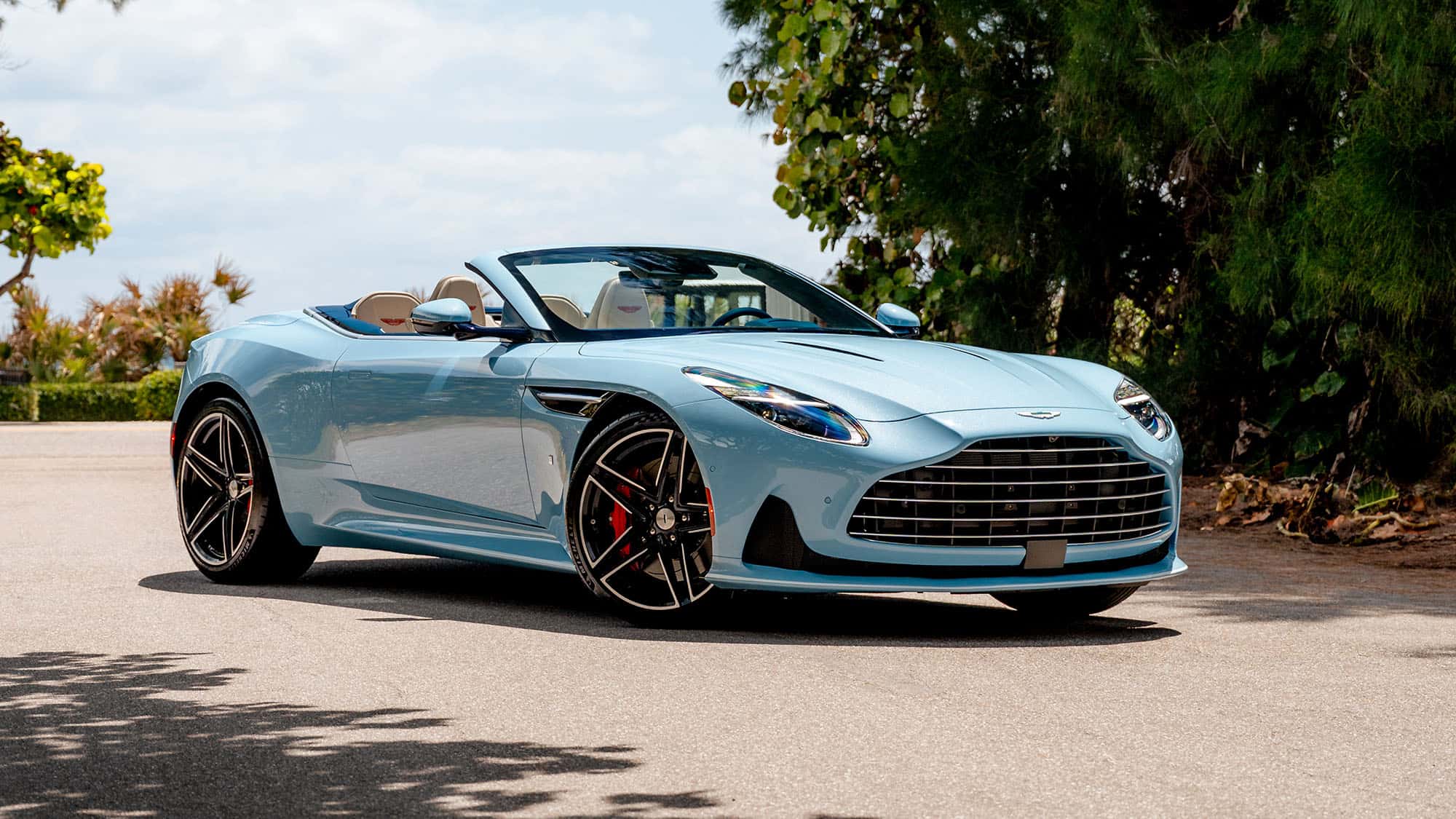 Aston-Martin-DB-12-Volante-Palm-Beach-Edition-Glas-im-Lack-und-Edelholz-im-Innenraum