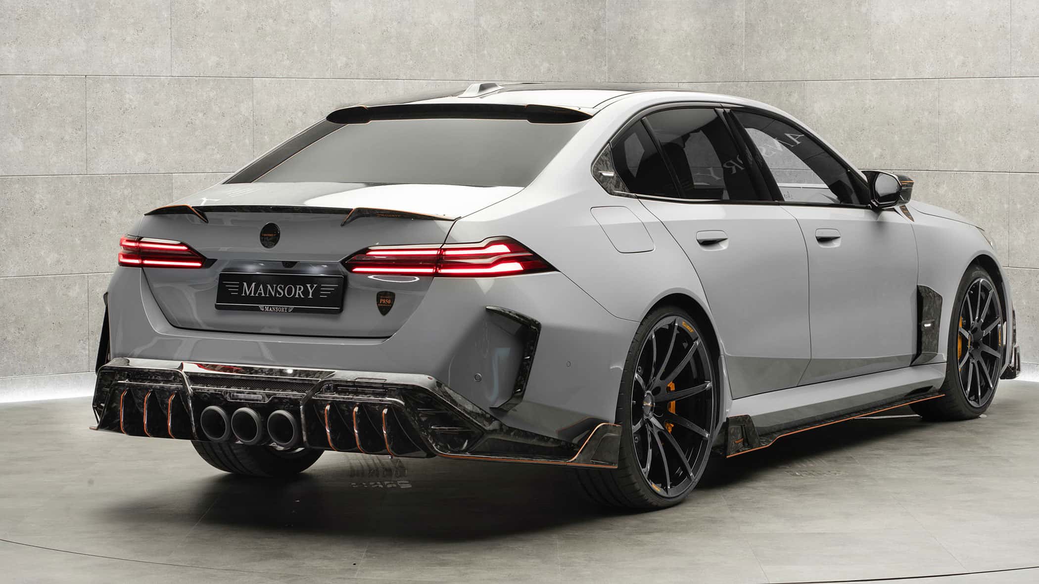 Mansory-BMW-M5-G90-Drei-Endrohre-im-Carbon-Mantel
