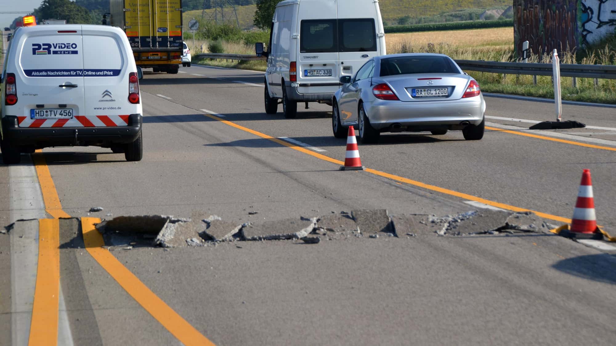 Blow-up-auf-Autobahn-Aufw-lbung-l-sst-Toyota-Corolla-fliegen