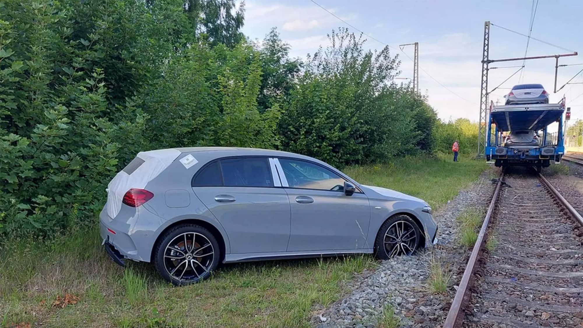 Jugendliche-bringen-Mercedes-zum-Absturz-Neuwagen-f-llt-vom-Auto-Zug