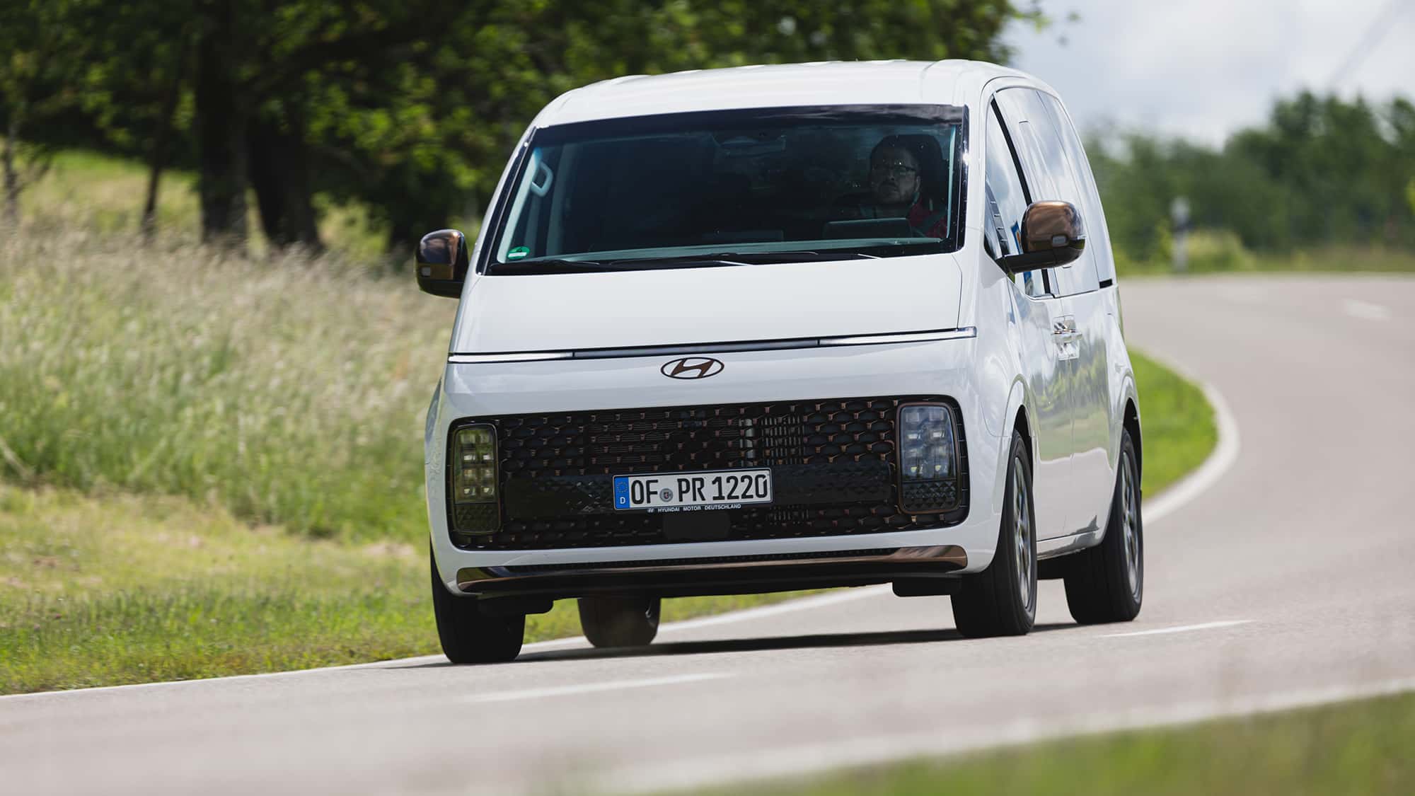 Hyundai-Staria-Hybrid-im-Test-Was-kann-der-Bus-mit-Luxus-Raumangebot-als-Hybrid-