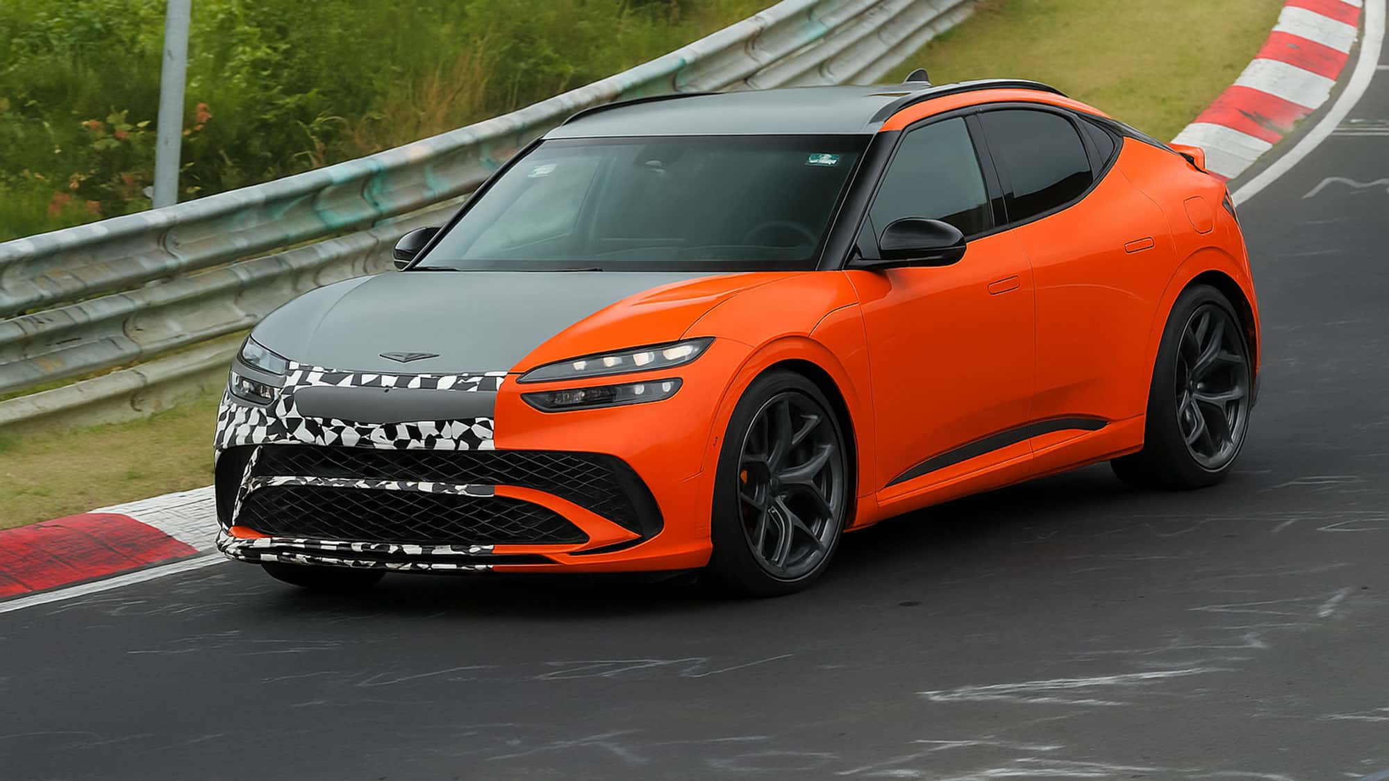 Genesis-GV60-Magma-Mit-ber-600-Elektro-PS-auf-der-berholspur