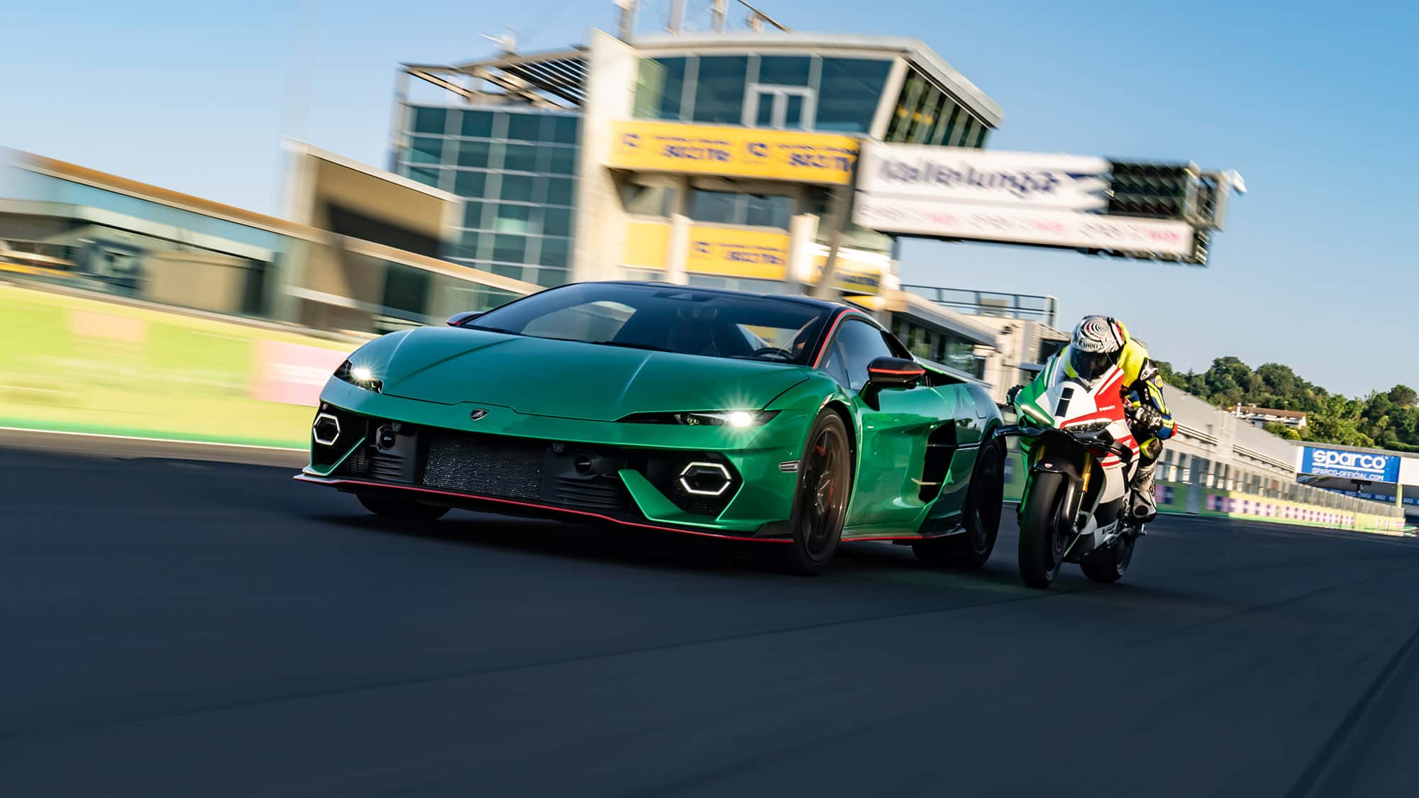 Lamborghini-Temerario-trifft-Ducati-Panigale-Ein-Duell-das-niemand-braucht-aber-alle-lieben