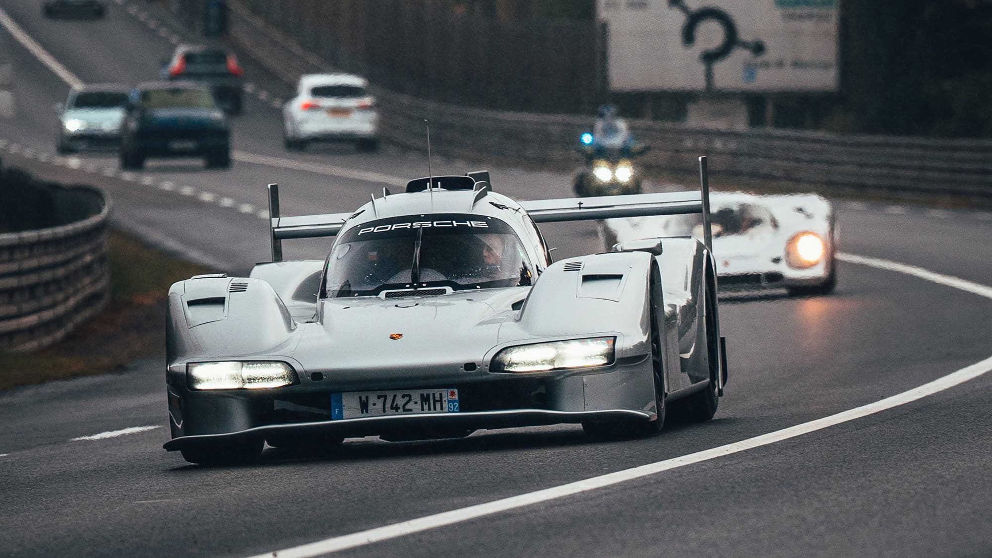 Mit-Blinker-und-Becherhalter-Porsche-963-RSP-bringt-Le-Mans-auf-ffentliche-Stra-en