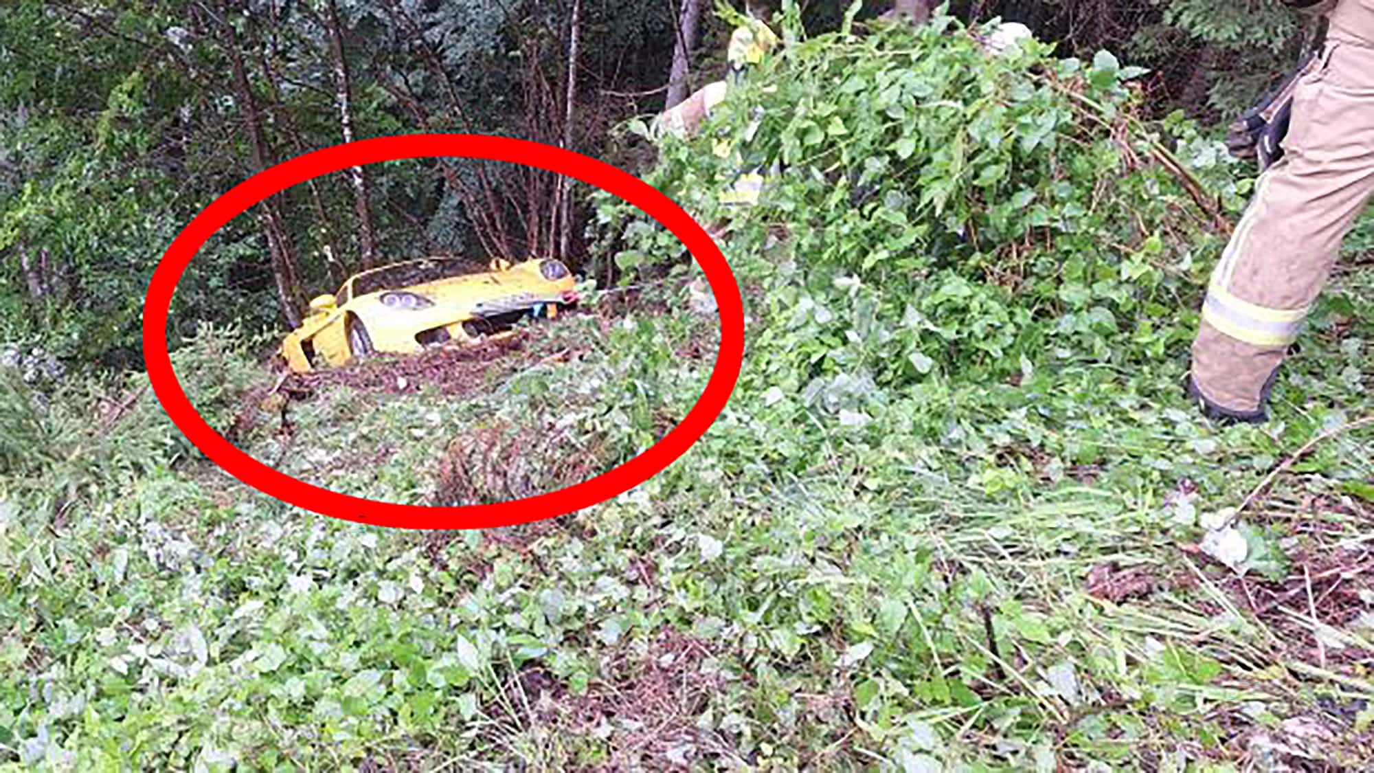 In-den-Alpen-von-der-Stra-e-abgekommen-Welches-Supercar-wird-hier-aus-dem-Unterholz-gezogen-