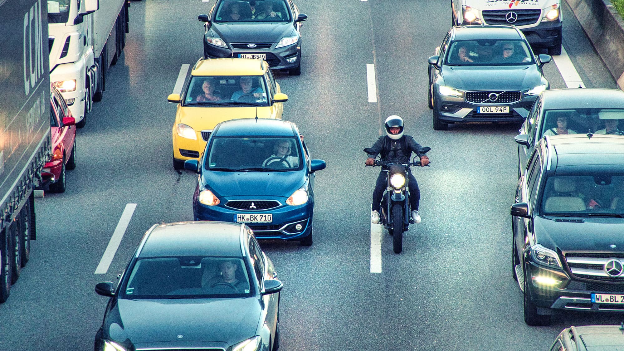 Motorradfahrer-im-Stau-Ist-das-Durchschl-ngeln-erlaubt-