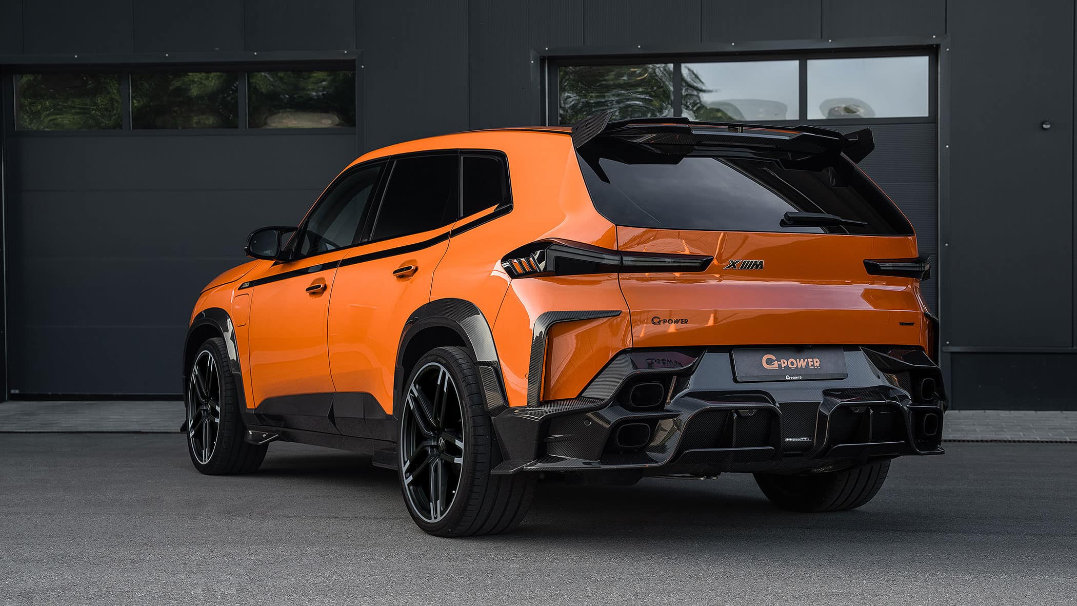 G-Power-BMW-XM-Im-Schrankwandformat-auf-Tempo-300