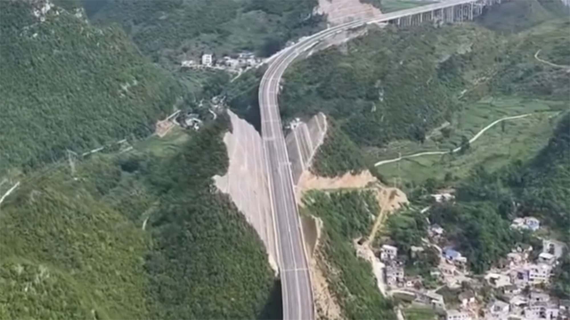 Weg-zur-h-chsten-Br-cke-der-Welt-China-spaltet-Berg-f-r-Autobahn
