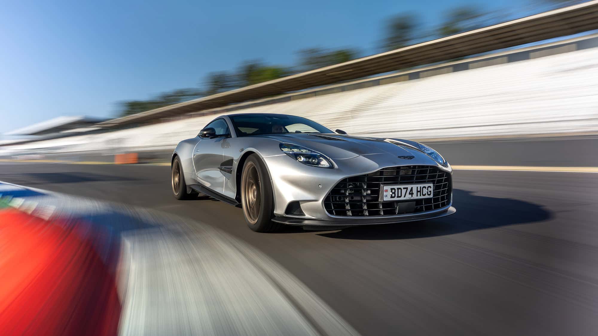 Aston-Martin-Vanquish-im-Test-Tradition-trifft-auf-Turbo-Wahnsinn