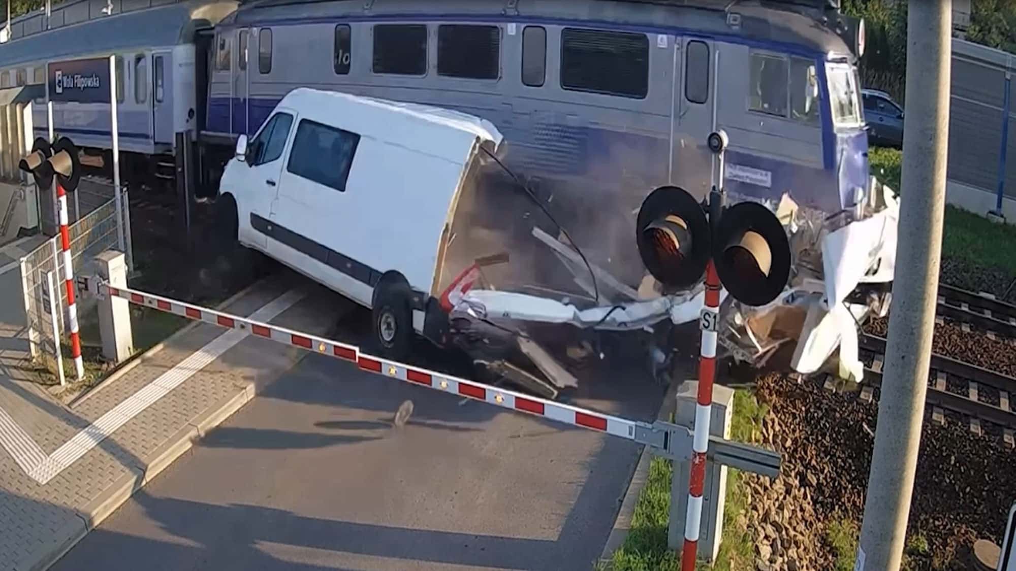Polizei-warnt-Autofahrer-mit-Video-Horrorcrash-am-Bahn-bergang-in-Polen