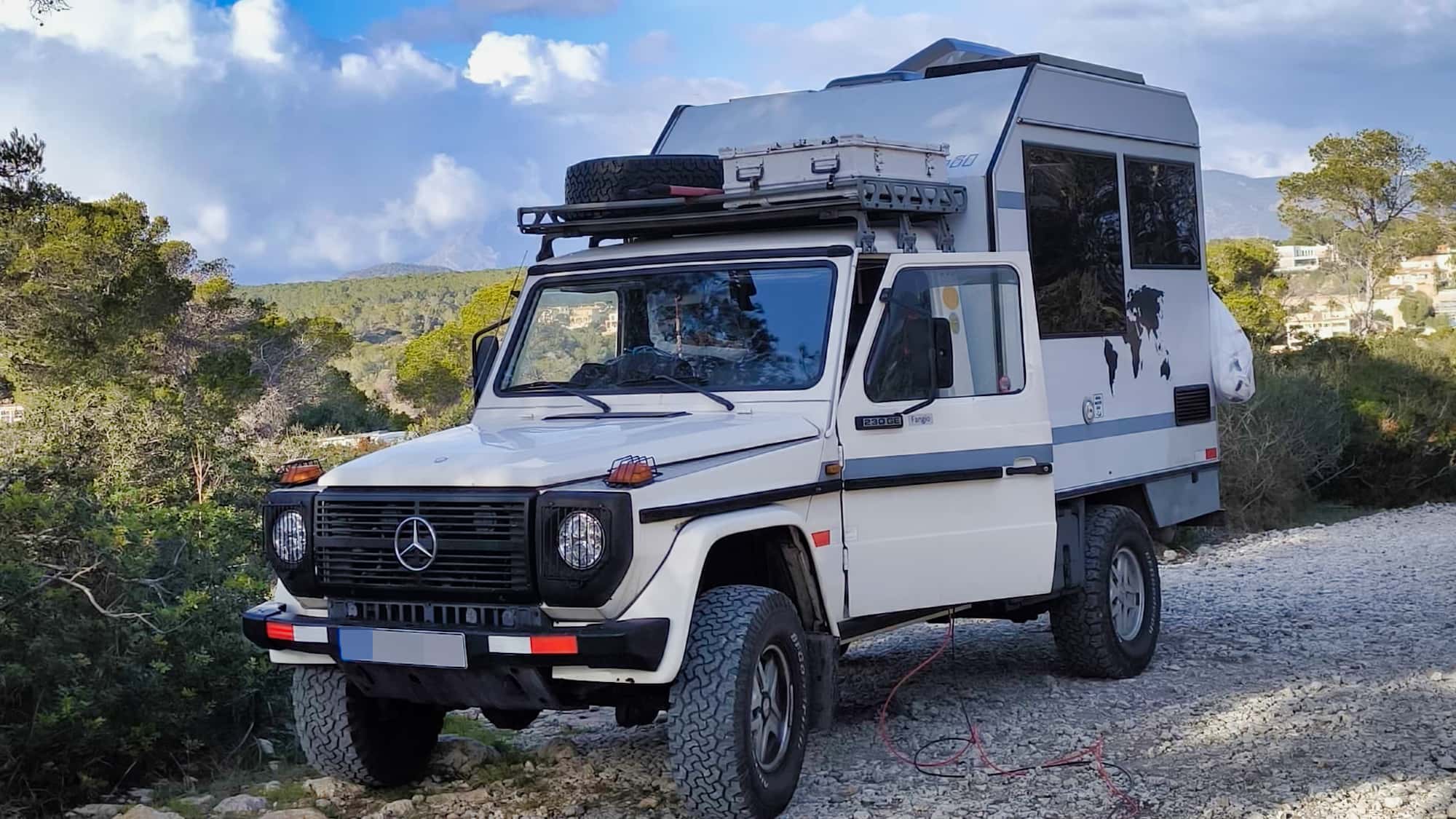 Klassische-Mercedes-G-Klasse-als-Wohnmobil-Kult-Offroader-mit-Doppelbett