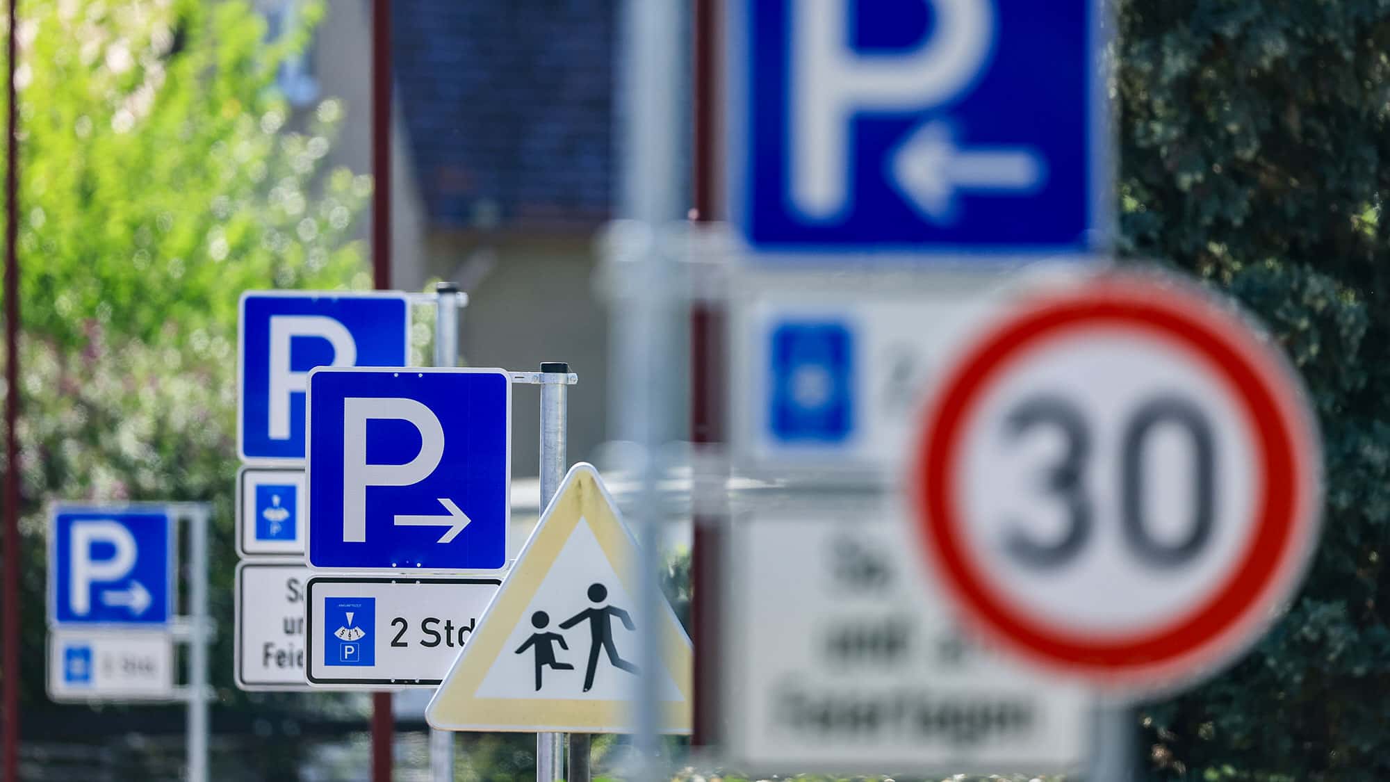 St-rmthal-von-Schildern-berstr-mt-16-Verkehrsschilder-auf-400-Metern