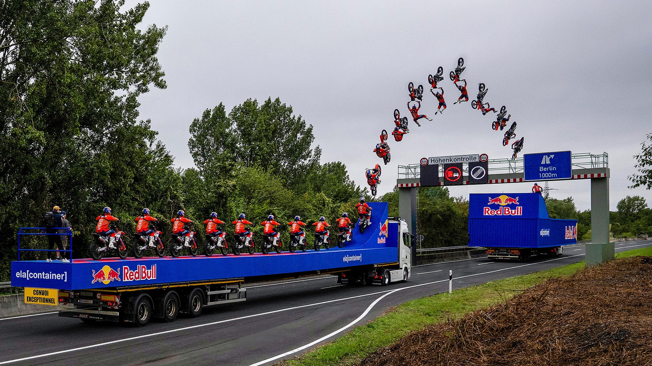 Backflip-ber-Autobahn-H-henkontrolle-Der-Stunt-den-ein-Ingenieurteam-gebaut-hat