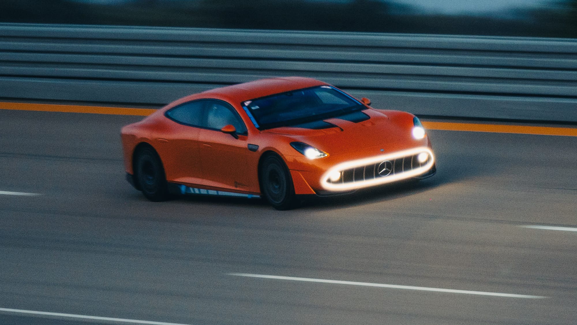 Mercedes-AMG-GT-XX-f-hrt-25-neue-Elektro-Rekorde-In-acht-Tagen-um-die-Welt-mit-Laden