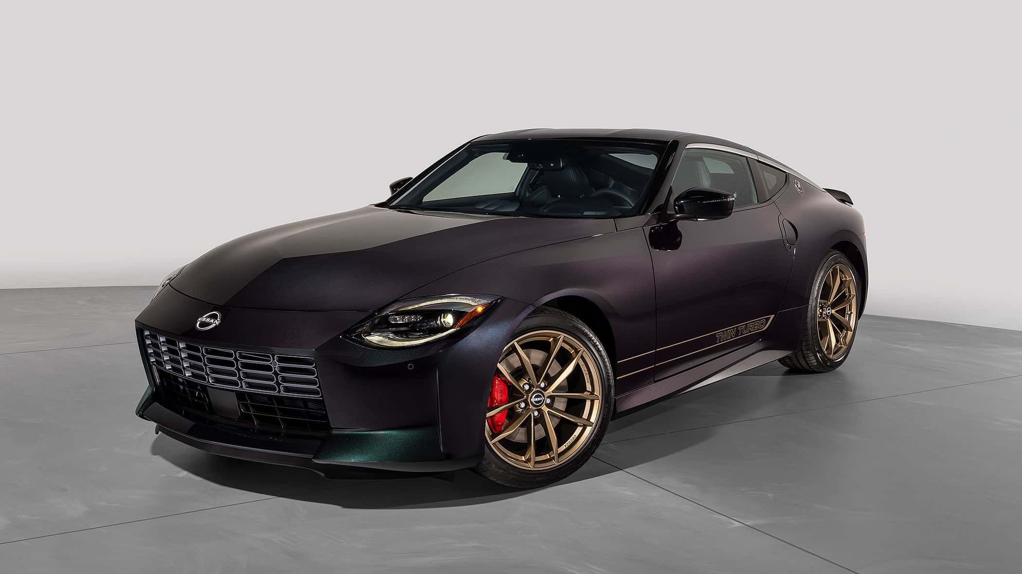 Nissan-Z-Heritage-Edition-Beim-Lack-schwingt-GT-R-mit