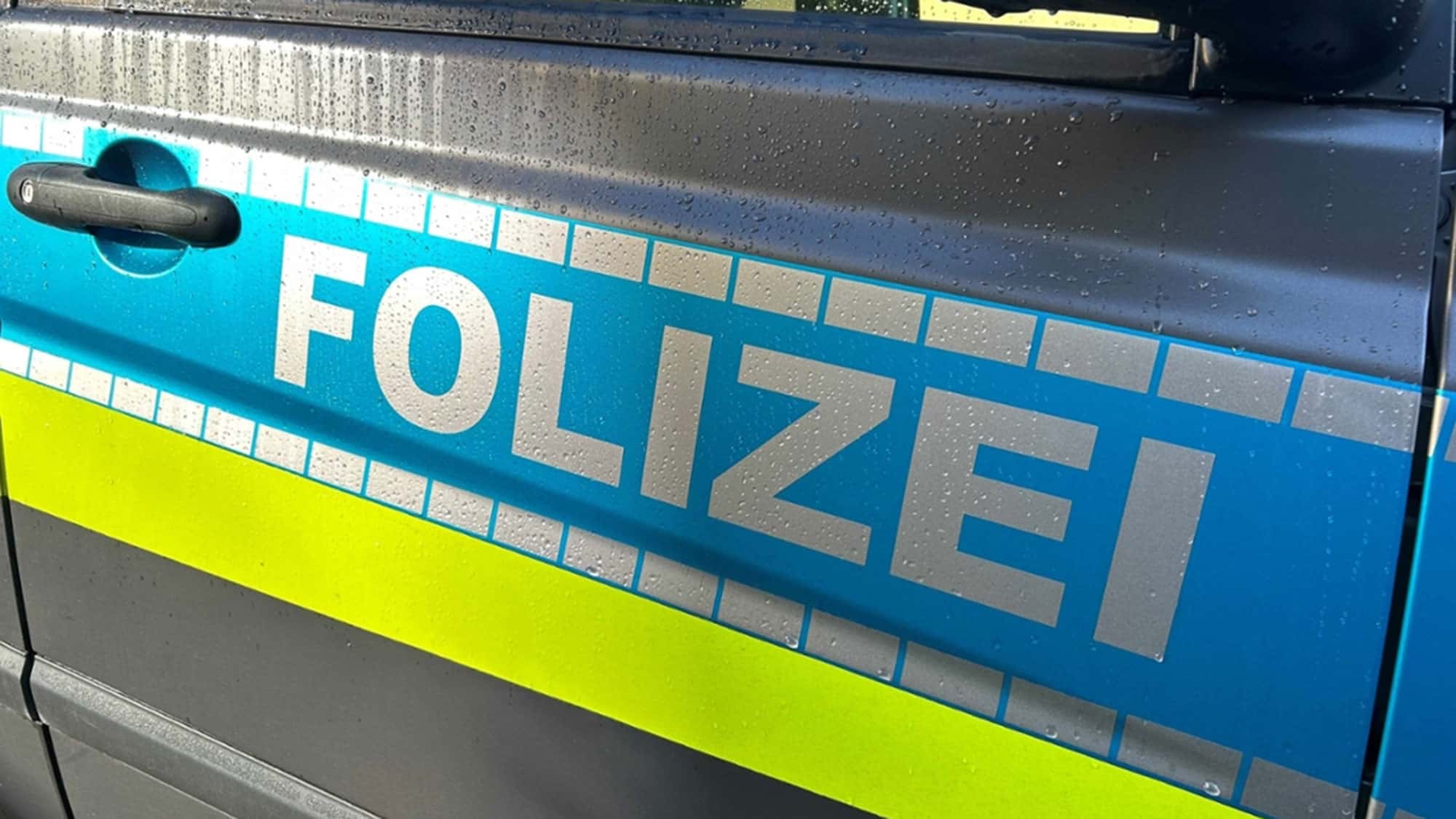 Amtsanma-ung-Polizei-l-sst-Folizei-abschleppen