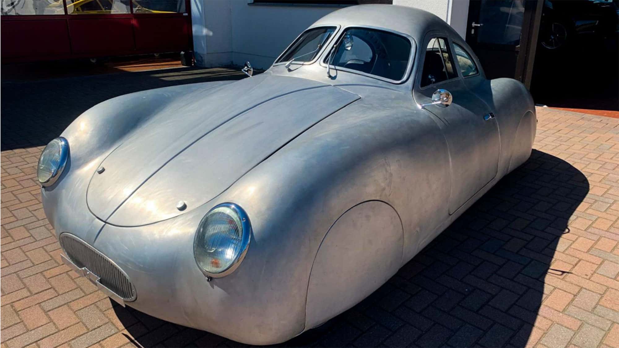 Replika-des-Berlin-Rom-Wagens-Ur-Porsche-mit-dunkler-Geschichte