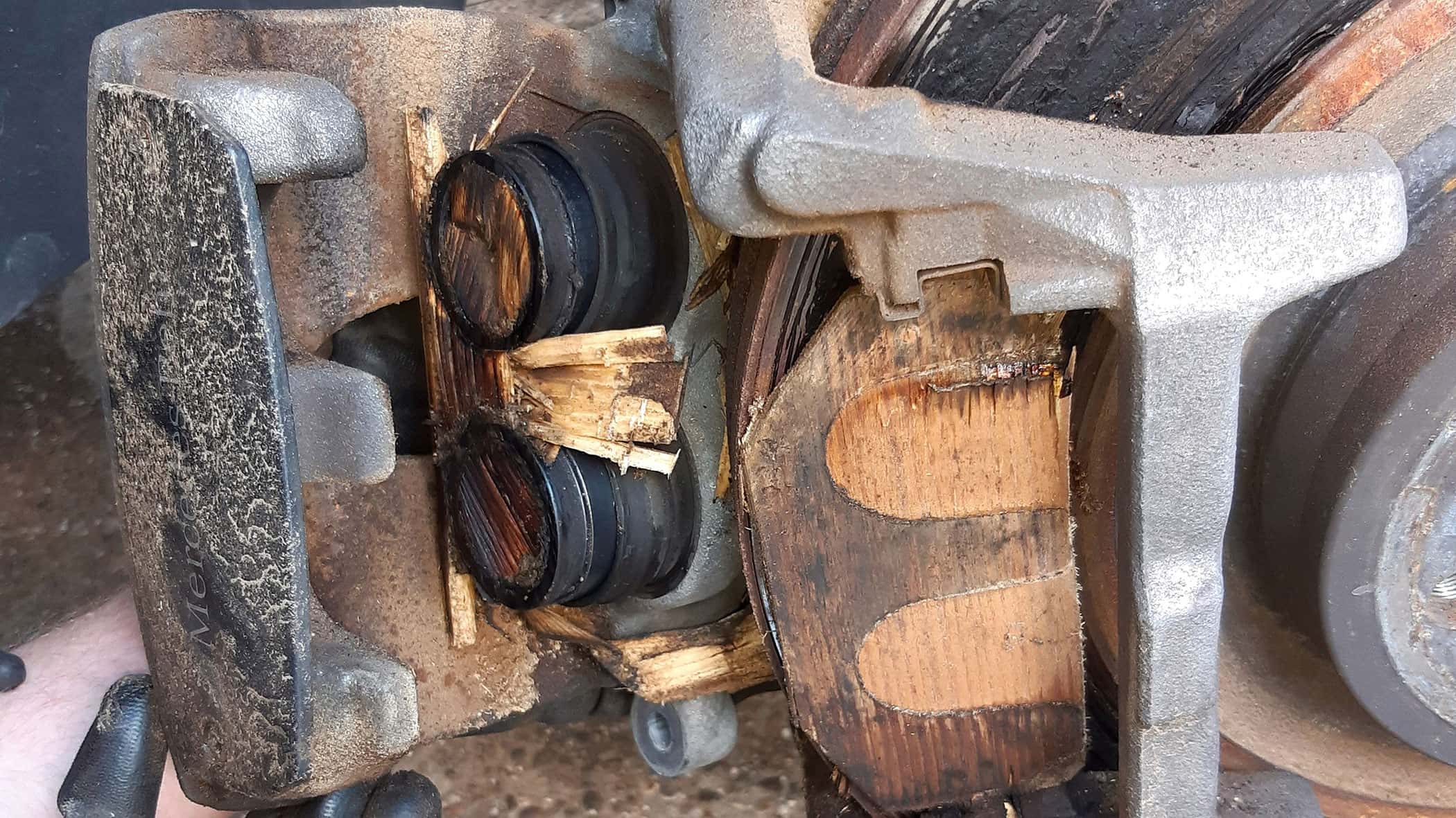 Polizei-Ludwigsburg-Mercedes-mit-Bremsbel-gen-aus-Holz-sichergestellt