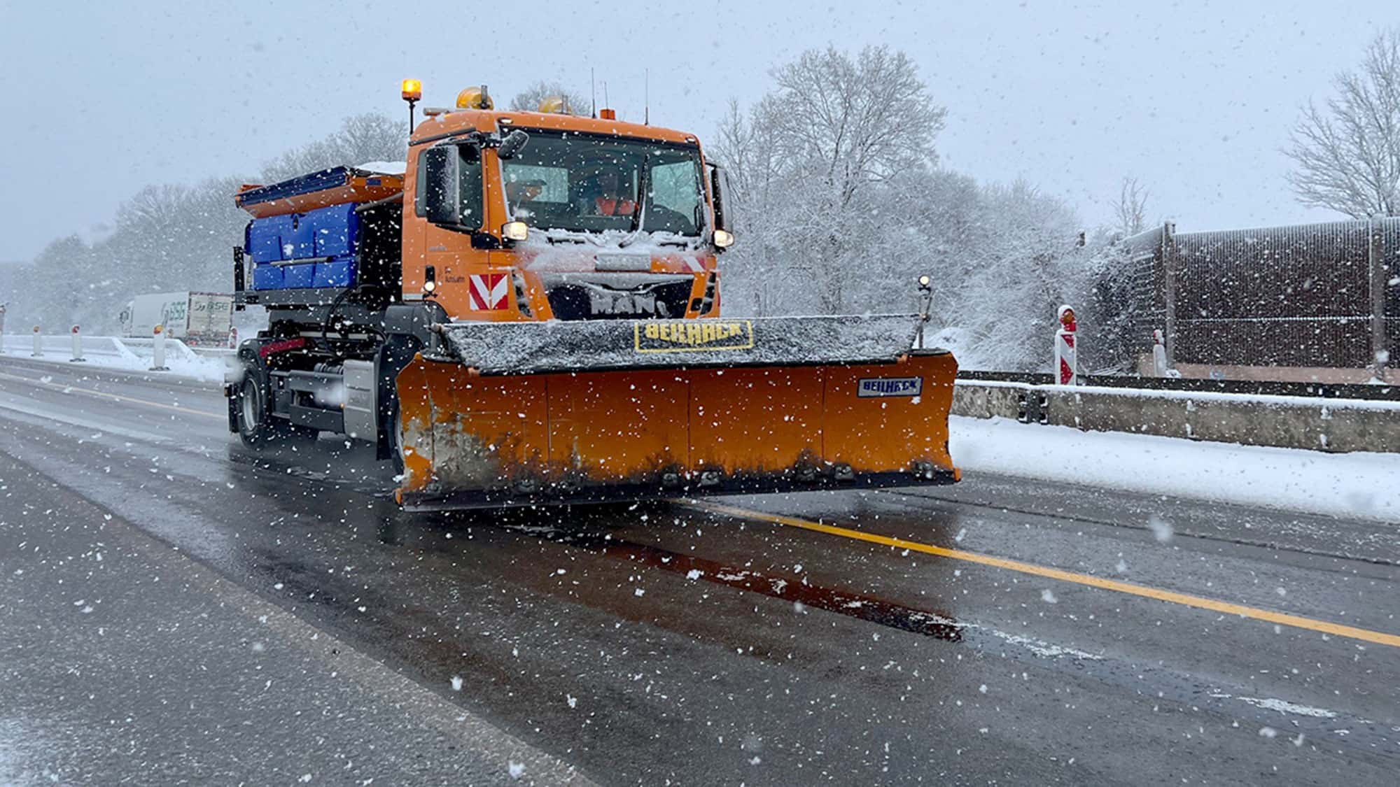 Start-der-Wintersaison-auf-deutschen-Autobahnen-Mit-3-L-ffeln-Salz-gegen-Schnee-und-Eis