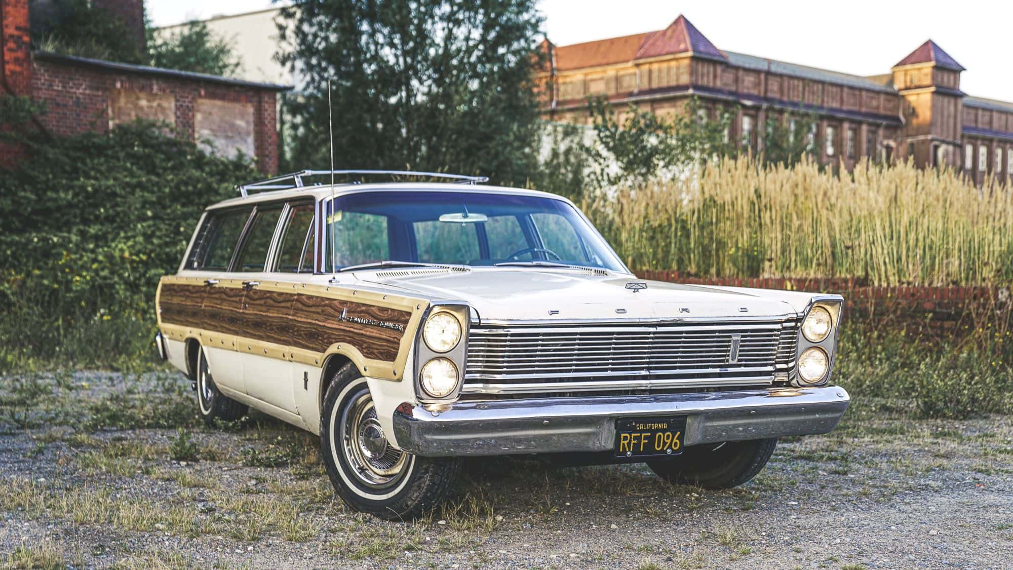 Ford-Country-Squire-1965-Cooler-Kombi-mit-Holz-Dekor-V8-und-Platz-f-r-9