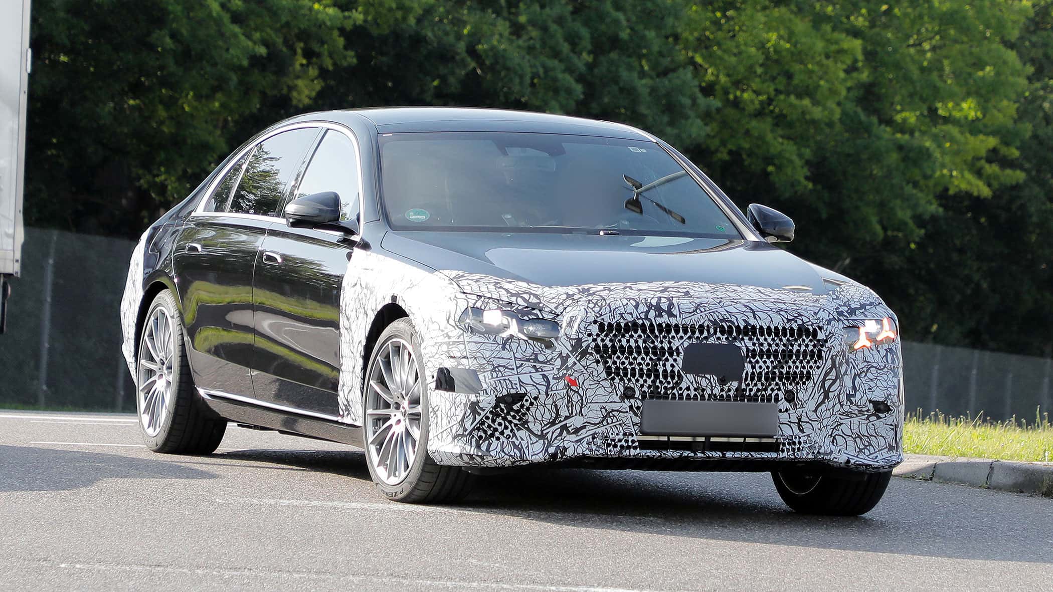 Mercedes-S-Klasse-Facelift-2026-Riesenbildschirm-und-leuchtende-Sterne