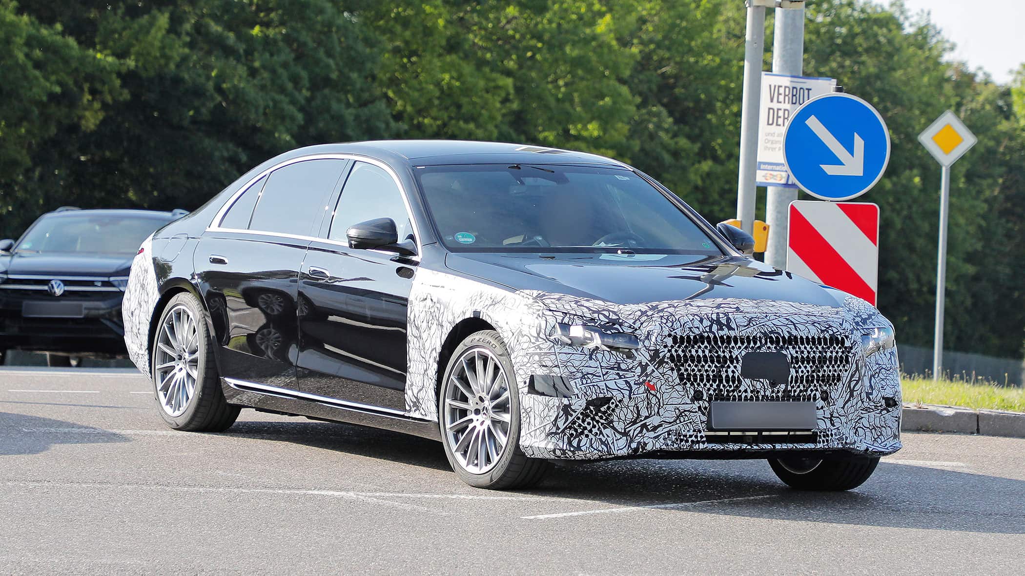 Mercedes-S-Klasse-Facelift-2026-Mehr-Sterne-und-Mega-Bildschirm