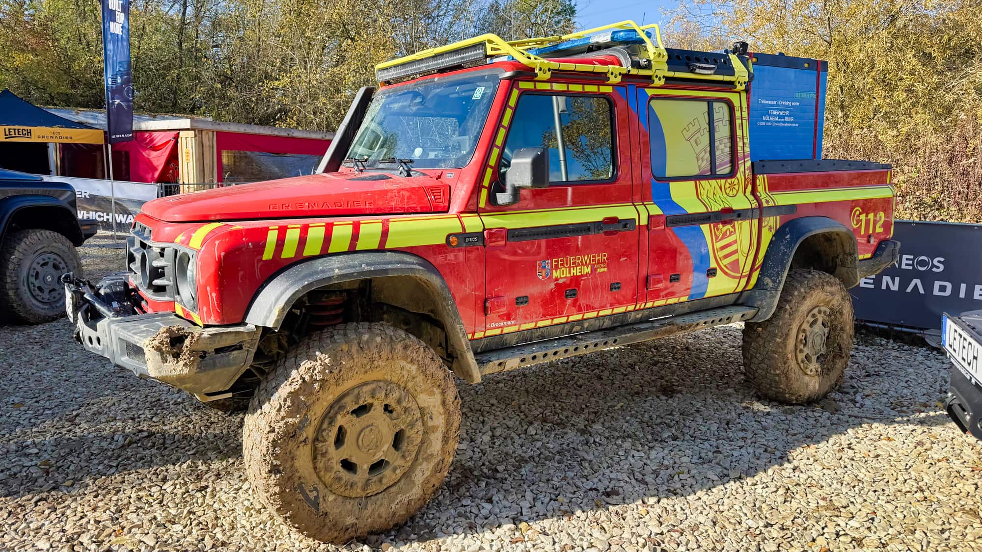 Ineos-Grenadier-mit-Blaulicht-und-Portalachsen-Deutschlands-sch-rfstes-Feuerwehrauto-im-Test