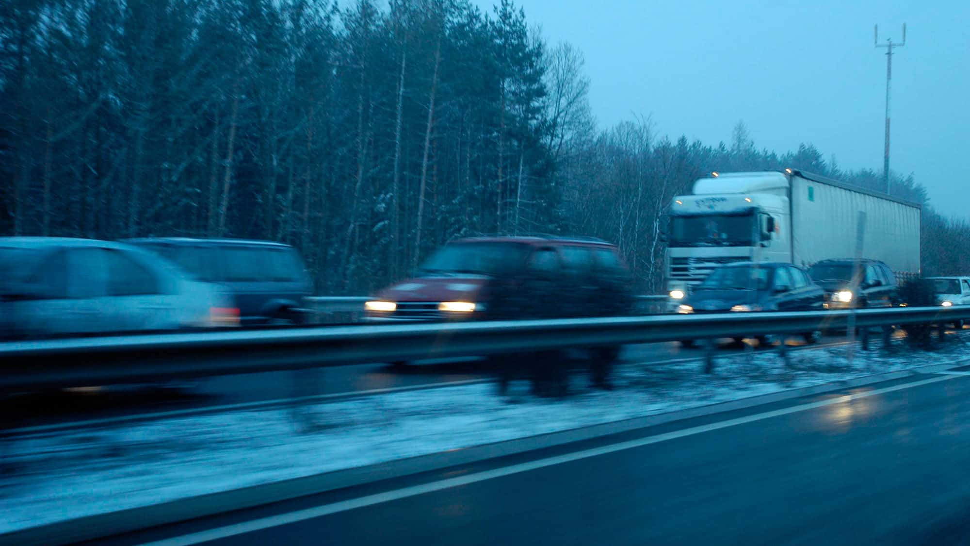 Brenner-Tauern-Inntal-Autobahn-A10-A12-A13-Stau-Chaos-dank-Wintersport-B-hse-Onkelz