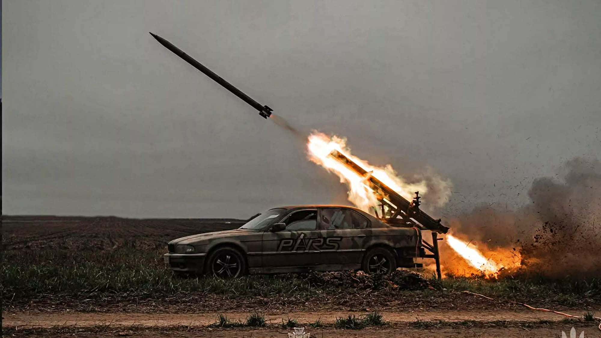 Ukrainische-Armee-nutzt-alte-BMW-Ukraine-Truppen-best-cken-7er-mit-Raketenwerfer