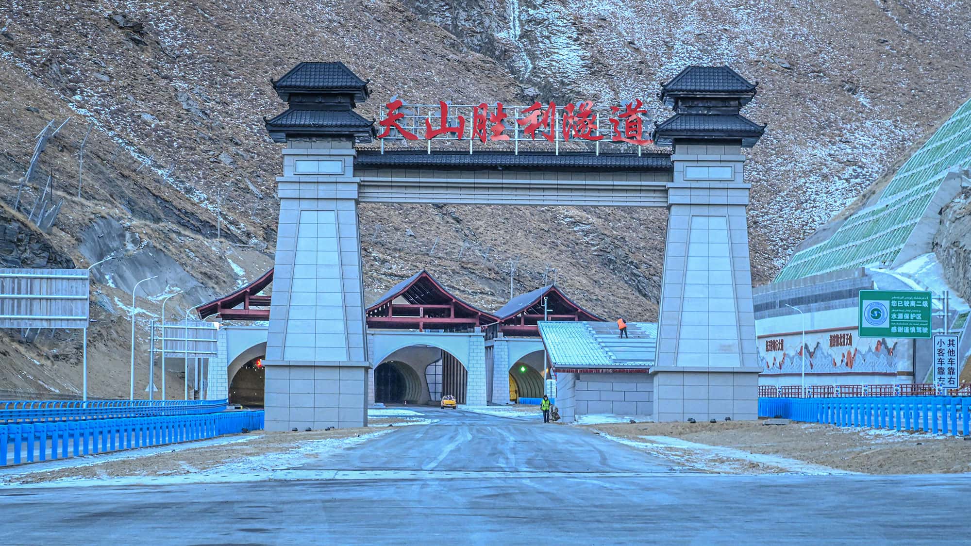 Tianshan-Shengli-Tunnel-er-ffnet-Eingang-zum-l-ngsten-Autobahn-Tunnel-der-Welt