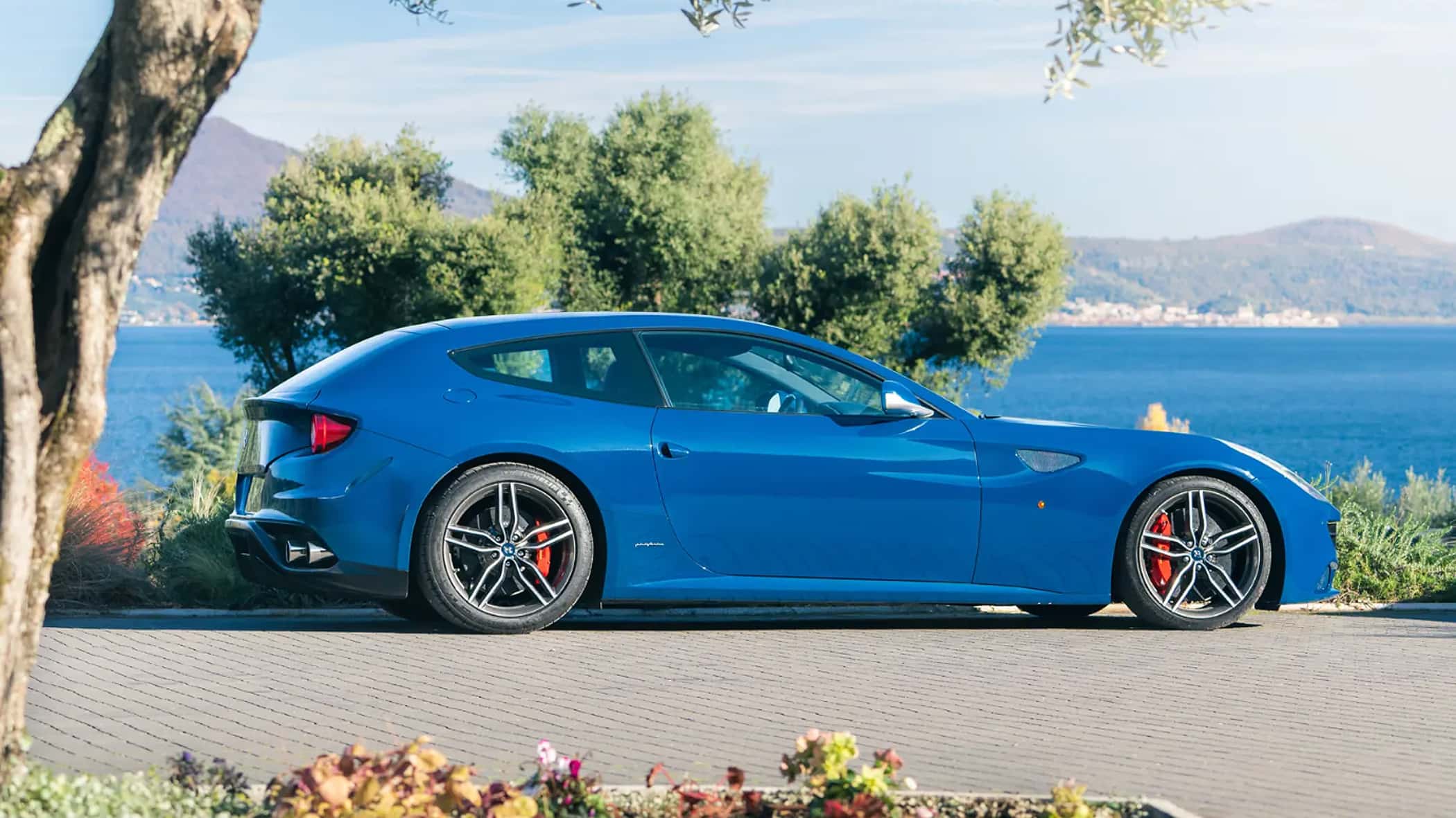 Ex-Dienstwagen-von-CEO-Elkann-Ferrari-Kombi-mit-Allrad-und-Stoffsitzen