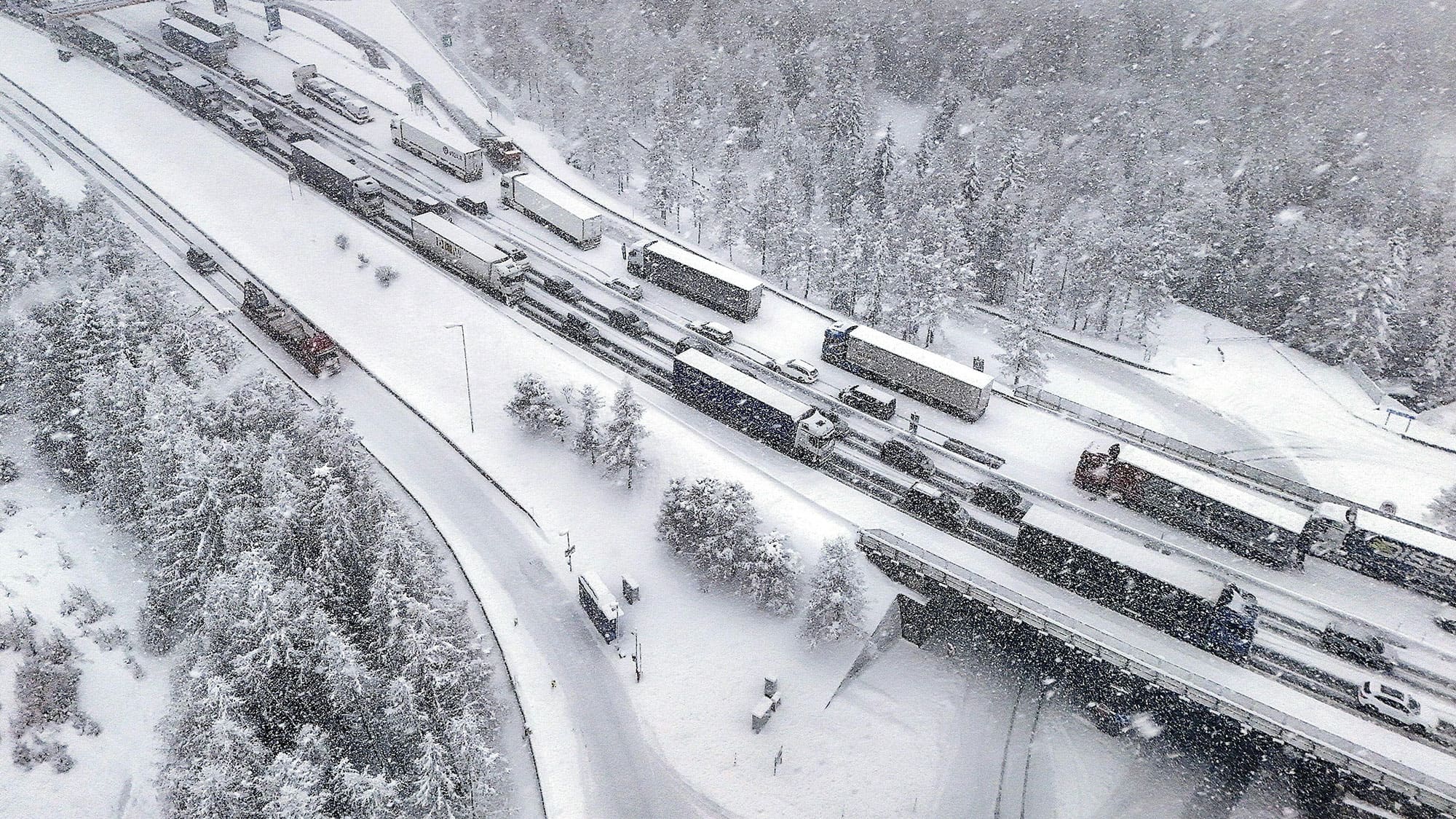 Brenner-Tauern-Inntal-Autobahn-A10-A12-A13-Winter-und-Hahnenkammrennen-verursachen-Staus