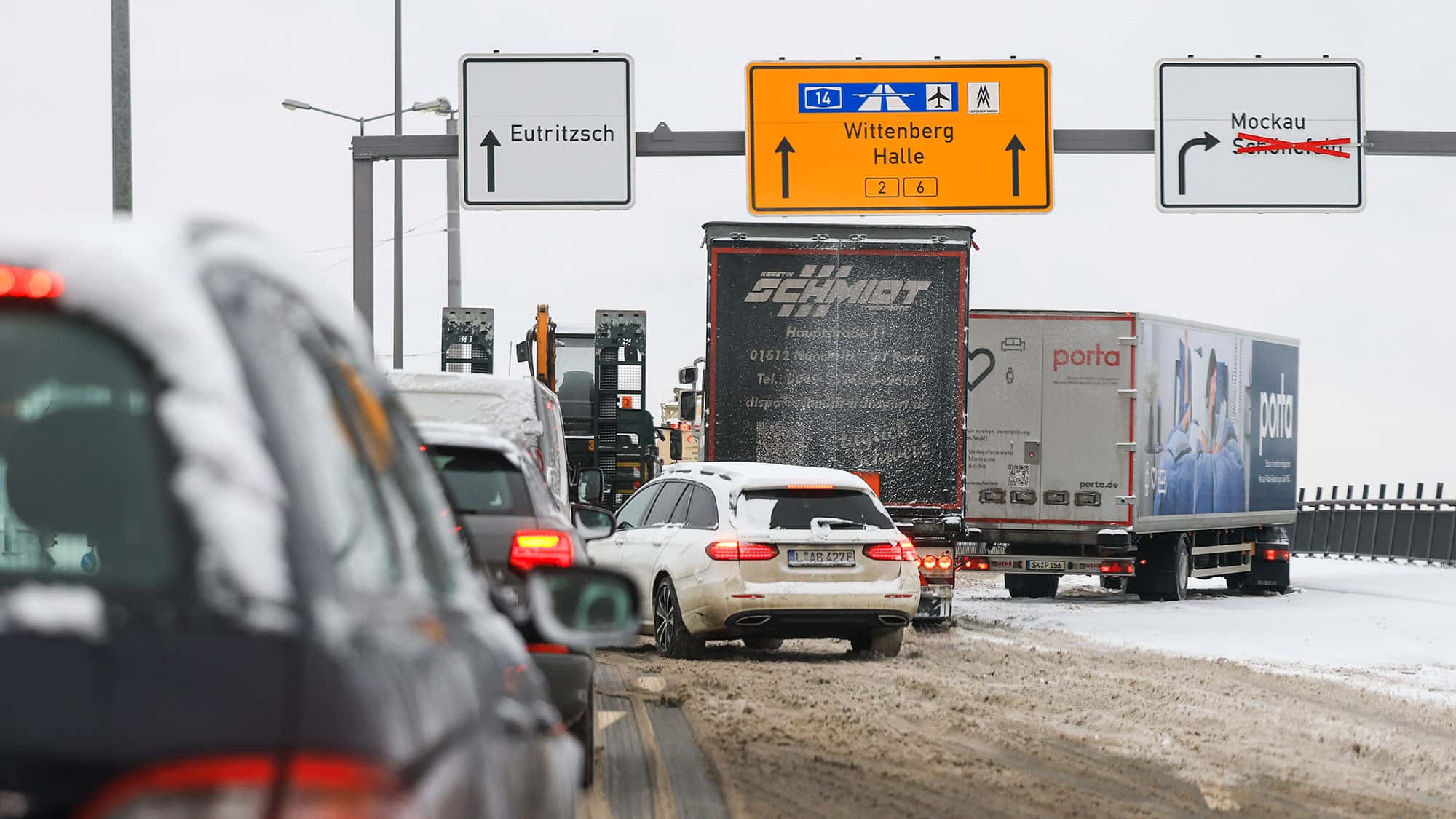 Lkw-bleiben-im-Schnee-Chaos-liegen-M-ssen-die-denn-keine-Winterreifen-haben-