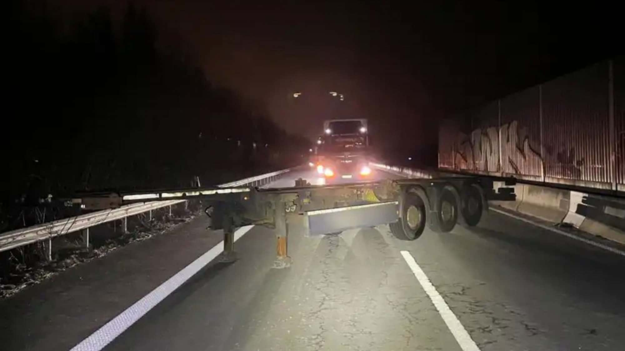 Todesfalle-mit-Sattelauflieger-auf-Autobahn-Will-hier-jemand-Autofahrer-t-ten-