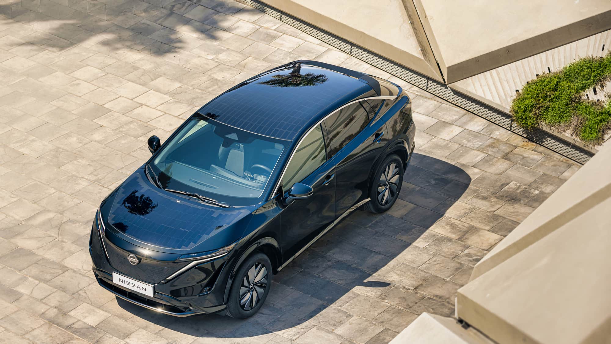 Nissan-zeigt-Ariya-mit-Solarmodulen-Elektro-Nissan-l-dt-sich-selbst
