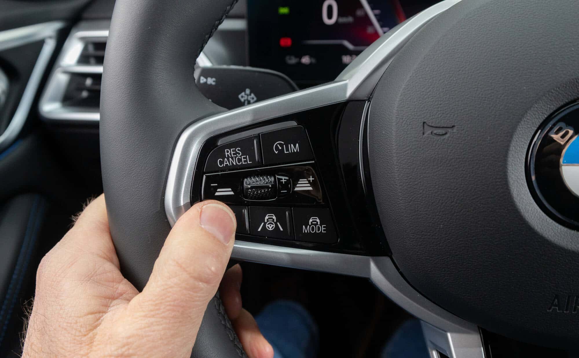 Assistenzsysteme-f-r-Senioren-Diese-Helfer-erleichtern-das-Autofahren-im-Alter